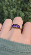 Cargar y reproducir el video en el visor de la galería, 2127 Vintage 9ct Gold Oval faceted Cut Purple Amethysts Trilogy Rinng
