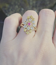 Cargar y reproducir el video en el visor de la galería, 2506- Vintage: 9ct Gold Green &amp; Yellow Sapphires Ruby Openwork Cocktail Ring
