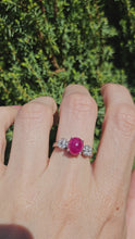 Cargar y reproducir el video en el visor de la galería, 1499: Vintage: 18ct White Gold Pidgeon Blood Ruby Diamonds Dress Ring- exquisite
