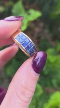 Load and play video in Gallery viewer, 2625: Vintage; 18ct Gold Ceylon Blue Sapphire Tiered Ring- Fabulous
