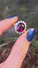 Cargar y reproducir el video en el visor de la galería, 2740: Vintage 18ct Gold Pyrope Garnet 14 Diamonds Diana Cluster Ring
