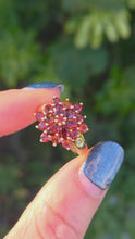 Cargar y reproducir el video en el visor de la galería, 2224 Vintage: 9ct Gold Large 21 Almandine Garnets  Floral Cluster Ring
