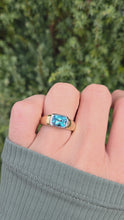 Cargar y reproducir el video en el visor de la galería, 2397 Vintage: 9ct Gold Cabochon Cut Swiss Blue Topaz Signet Ring
