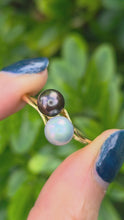 Cargar y reproducir el video en el visor de la galería, 2335 Vintage: 18ct Gold Tahitian Pearls Crossover Ring
