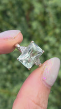 Cargar y reproducir el video en el visor de la galería, 2399 Vintage: 9ct White Gold Pale Green Amethyst 12 Natural Diamonds Cocktail Ring
