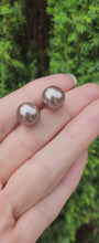 Load and play video in Gallery viewer, 1553: Vintage: 14ct Gold Silver/Grey Tahitian Pearls Stud Earrings- stylish &amp; good weight.
