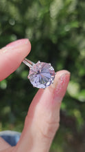 Cargar y reproducir el video en el visor de la galería, 1478: Vintage: 9ct White Gold Round Cut Quartz 12 Diamonds Dress/Stacker Ring- lovely cut
