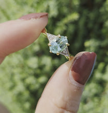 Cargar y reproducir el video en el visor de la galería, 2182: Vintage: 18ct Gold Sky  Blue Aquamarine Diamonds Dress Ring- lovely cut &amp; colours
