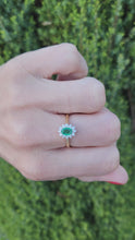 Load and play video in Gallery viewer, 1680: Vintage; 18ct Gold Emerald Diamonds Daisy Flowerhead Ring- delightful
