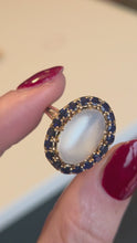 Cargar y reproducir el video en el visor de la galería, 1725: Vintage:18ct Gold Large Moonstone (7ct) 18 Blue Sapphires Cocktail Ring
