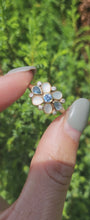 Cargar y reproducir el video en el visor de la galería, 1797: Vintage: 9ct Gold Moonstones, Sapphires, Blue Spinels Cocktail Ring- Splendid
