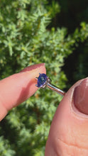 Cargar y reproducir el video en el visor de la galería, 1890: Vintage: 14ct White Gold Petite Pear-Cut Violet Blue Tanzanite Ring
