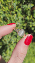 Cargar y reproducir el video en el visor de la galería, 1565: Vintage: 9ct Gold Openwork Cabochon Moonstone Solitaire Ring
