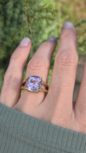 Cargar y reproducir el video en el visor de la galería, 2427 Vintage; 9ct Gold Large Lilac &quot;Rose de France&quot; Amethyst Cocktail Ring
