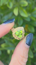 Cargar y reproducir el video en el visor de la galería, 2232 ld Shield-- Cut Peridot Ornate Signet Ring

