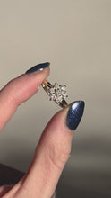 Load and play video in Gallery viewer, 2751: Vintage 18ct Gold Natural Sparkling Diamonds (0.5ct) Flower Head Ring
