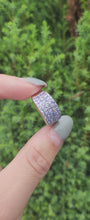 Cargar y reproducir el video en el visor de la galería, 1524: Vintage: 9ct White Gold Violet Blue Tanzanites Dress Ring
