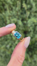 Cargar y reproducir el video en el visor de la galería, 2397 Vintage: 9ct Gold Cabochon Cut Swiss Blue Topaz Signet Ring
