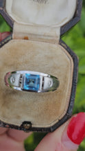 Cargar y reproducir el video en el visor de la galería, 1261: Vintage: 9ct Gold Princess Cut Swiss Blue Topaz Diamonds Dress Ring- lovely colour
