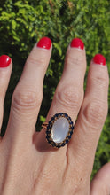 Cargar y reproducir el video en el visor de la galería, 1725: Vintage:18ct Gold Large Moonstone (7ct) 18 Blue Sapphires Cocktail Ring- sensational
