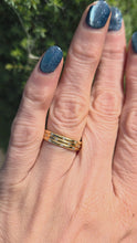 Cargar y reproducir el video en el visor de la galería, 2292: Vintage: 18ct Gold 30 Natural Diamonds Studded Band- Elegant lines, super sparkle
