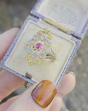Cargar y reproducir el video en el visor de la galería, 2506- Vintage: 9ct Gold Green &amp; Yellow Sapphires Ruby Openwork Cocktail Ring
