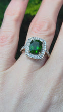 Cargar y reproducir el video en el visor de la galería, 2698: Vintage 9ct Gold Chrome Diopside White Zircons Ring
