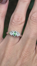 Cargar y reproducir el video en el visor de la galería, 2001: Vintage: 9ct White Gold Peridot Diamonds Trefoil Ring- Fresh, sparkly, eye candy

