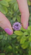 Cargar y reproducir el video en el visor de la galería, 0946: Vintage: 9ct Gold 13 Purple Amethysts Flower Head Ring- lovely cut and colours
