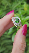 Cargar y reproducir el video en el visor de la galería, 6134:Vintage: 9ct Gold Green Diopside Diamonds Dress Ring- sparkling delight
