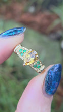 Cargar y reproducir el video en el visor de la galería, 2793: Vintage Rare: 9ct Gold Yellow Citrine Emeralds Dress Ring
