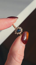 Load and play video in Gallery viewer, 0632: Vintage 18ct Gold Cornflower Blue Sapphire Diamonds Cluster Ring
