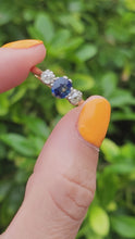 Cargar y reproducir el video en el visor de la galería, 1854: Vintage: 18ct Gold Platinum Cornflower Blue Sapphire Diamonds (0.34ct) 3-Stone Straight Ring
