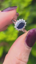 Load and play video in Gallery viewer, 2688: Vintage 18ct White Gold Cornflower Blue Sapphire Diamonds Daisy Cluster Ring
