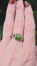 Cargar y reproducir el video en el visor de la galería, 2154: Vintage 9ct Gold 12 Green Diopsides Flower Head Ring

