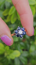 Cargar y reproducir el video en el visor de la galería, 0582: Vintage: 18ct Gold: Blue Sapphire Diamond Floral Ring- super quality
