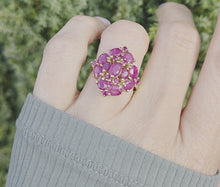 Cargar y reproducir el video en el visor de la galería, 2237 Vintage: 9ct Gold 21 Rubies Statement Cluster Ring- Wow
