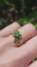 Load and play video in Gallery viewer, 1606: Vintage: 14ct Gold Trillion, Emerald. Round Cut Peridots Cocktail Ring- exquisite
