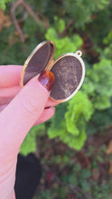 Load and play video in Gallery viewer, 2602: Vintage: 9ct Gold Large Photo Locket/Pendant
