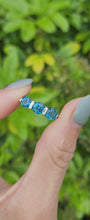 Cargar y reproducir el video en el visor de la galería, 0964: Vintage: Rare 9ct White Gold London Blue Round Cut Topaz Trilogy- a beauty
