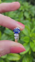 Load and play video in Gallery viewer, 8244: Vintage: 18ct Gold Ceylon Blue Sapphire Diamonds Ring- exquisite
