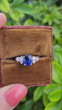 Load and play video in Gallery viewer, 8244: Vintage: 18ct Gold Ceylon Blue Sapphire Diamonds Ring- exquisite
