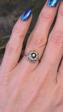 Cargar y reproducir el video en el visor de la galería, 0630: Vintage 18ct Gold French Blues Sapphire Diamonds Flower Head Cluster Ring
