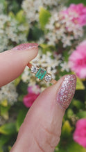 Load and play video in Gallery viewer, A7391 -Vintage: 18ct Gold Emerald Diamonds Three Stone Ring- gorgeous, petite, sparkling
