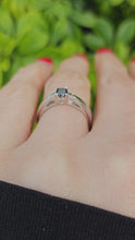 Cargar y reproducir el video en el visor de la galería, 1307: Vintage: 9ct White Gold Round Cut Black Diamond Solitaire Ring- crisp, natural&nbsp;
