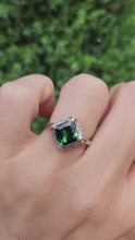 Cargar y reproducir el video en el visor de la galería, 1972: Vintage: 9ct White Gold Green Tourmaline 12 Diamonds Ring- sparkling beauty
