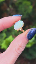 Cargar y reproducir el video en el visor de la galería, 2522 - Vintage 18ct Gold Cabochon White Opal Solitair Ring- From 1984
