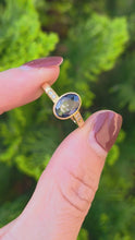 Cargar y reproducir el video en el visor de la galería, 2308: Vintage:, 18ct Gol Cornflower Blue Sapphire Diamonds Ring- Lovely cut &amp; colour

