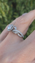 Load and play video in Gallery viewer, 2418: Platinum Exceptional 1ct Central Diamond (GIA CERT) Ring - D Colour- The finest
