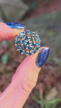 Cargar y reproducir el video en el visor de la galería, 0596: Vintage: 9ct Gold 21 Blue Diamonds Floral Cluster Ring
